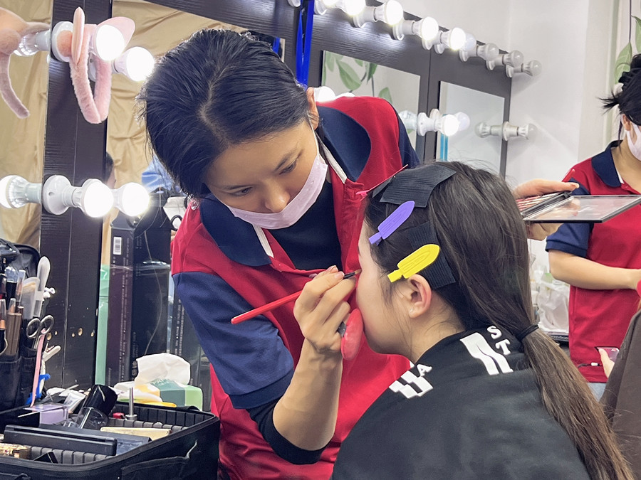 廣西彩妝實(shí)操，記錄同學(xué)們的每次努力