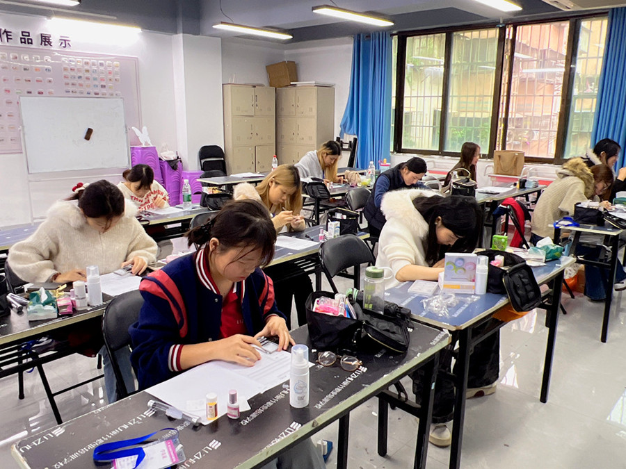 學(xué)美甲零基礎，南寧美甲美睫學(xué)校